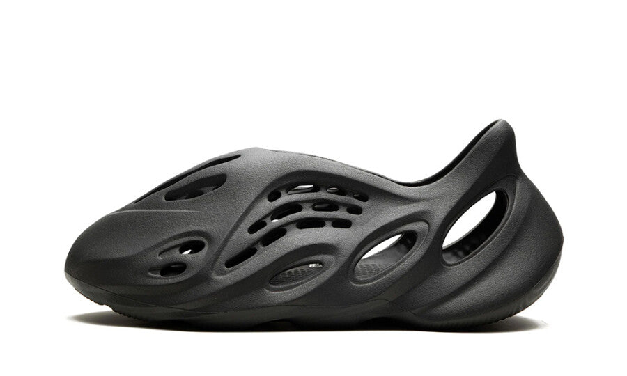 Yeezy Foam RNNR 'Carbon' milanostore